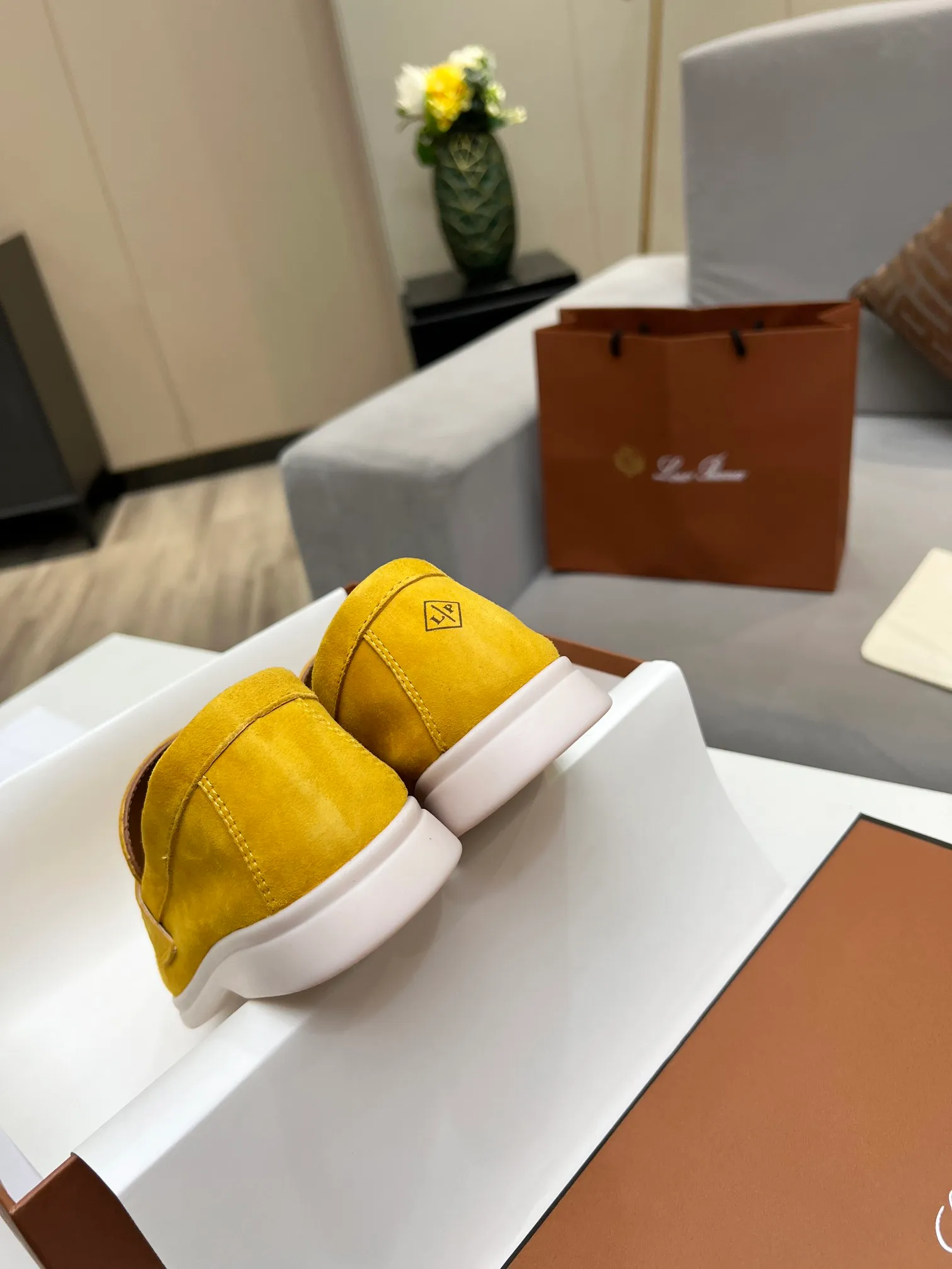 👟👟Ex-factory price 480👟👟 【Loro Piana】Italian top cashmere is fashionable and classic, and the leather is also practical and still of the highest quality on the Internet. Developed from the original board, the upper is made of Yangjing silk and is smooth. Leather lining, wear-resistant high-elastic beef tendon bottom. Size: 35-42, (men’s +10)